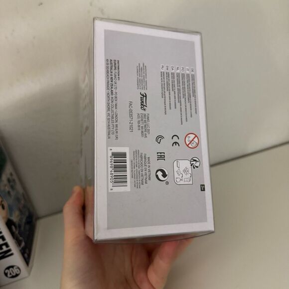 Funko Pop 370 The Child Mandalorian GameStop Exclusive - Picture 4 of 4